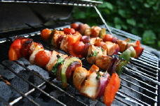 a_chicken_breast_kabobs_with_vegetables_1
